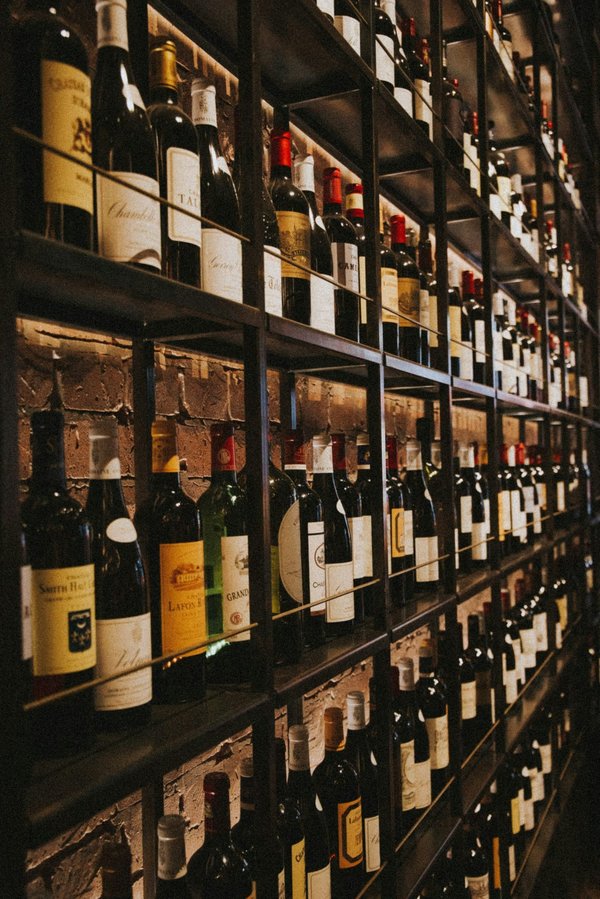 Quelles sont les étapes essentielles pour ouvrir un bar à vin prospère ?