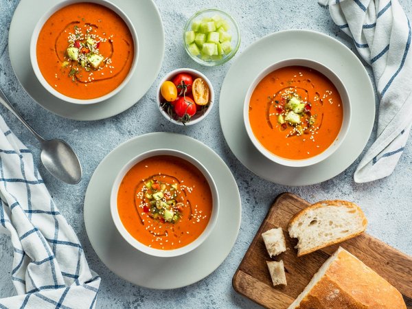 Comment préparer un gaspacho andalou rafraîchissant avec des tomates mûres et des poivrons?