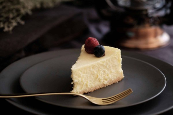 Quelle est la recette d'un cheesecake sans cuisson avec une base de dattes et de noix?